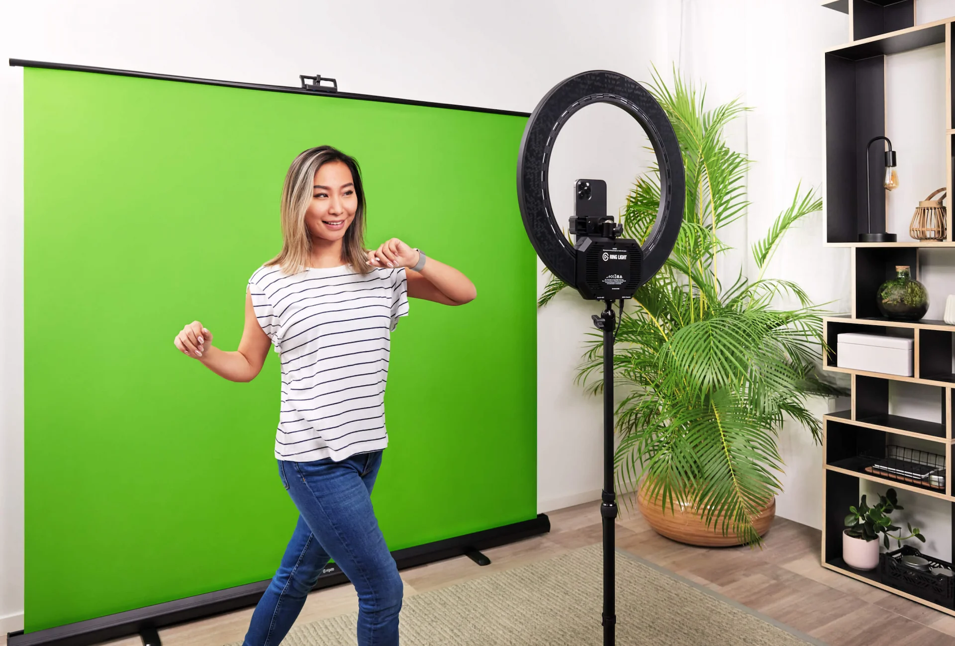 Amazon.com : Emart Green Screen, Collapsible Chromakey Panel with 18-inch Ring  Light, Big Adjustable 3200-5600K LED Lights Ring with Ultra-Wide Lighting  Area, Pull Up Wrinkle-Resistant Greenscreen Background : Electronics